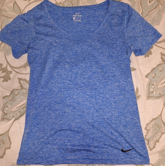 A bundle of 2 small ladies shirts. A Victoria Sport and a Nike dri-fit size smal - Picture 2 of 8